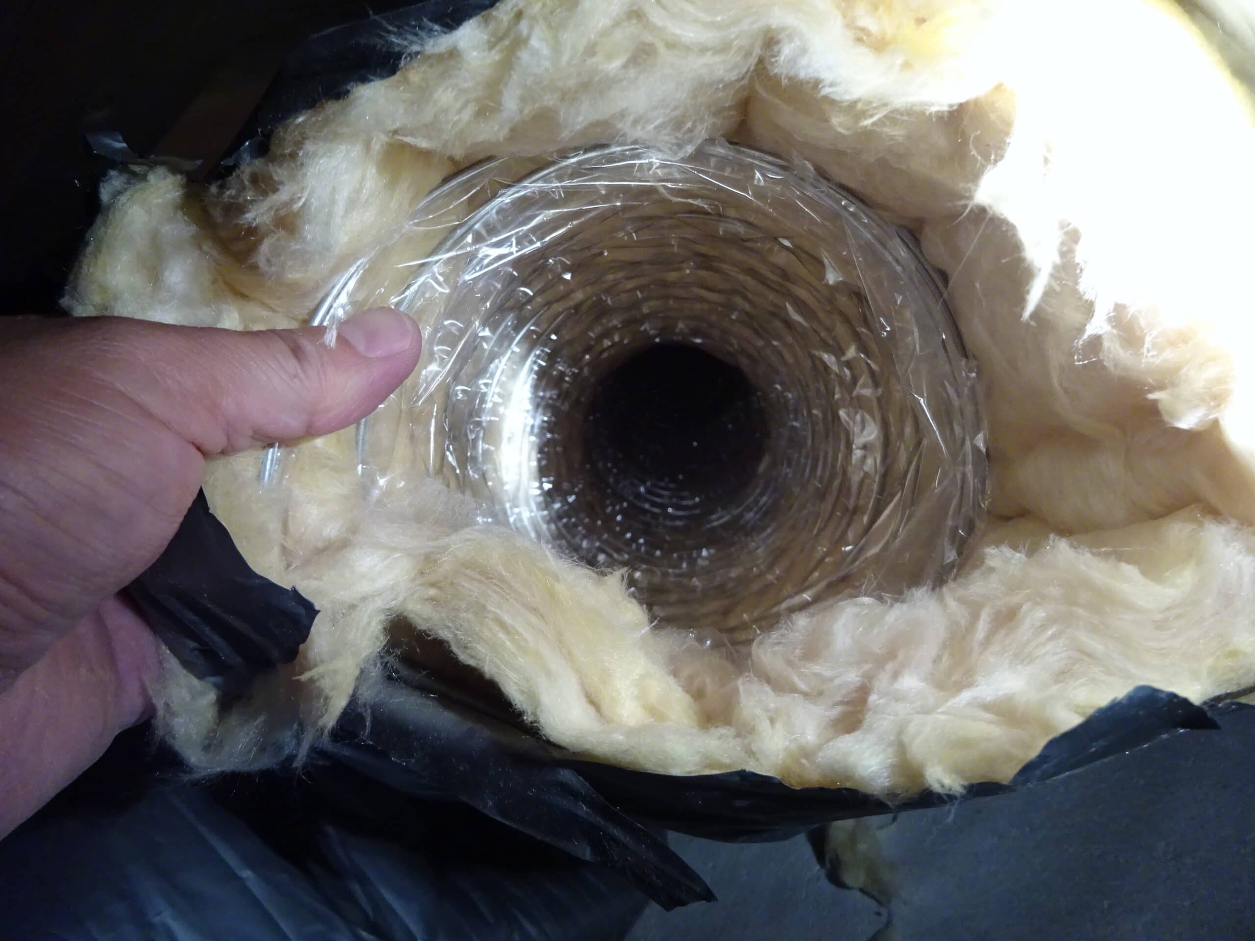 10年近く経過した我が家の床下の様子を見たが、床下エアコンのダクト内も驚くほどキレイ