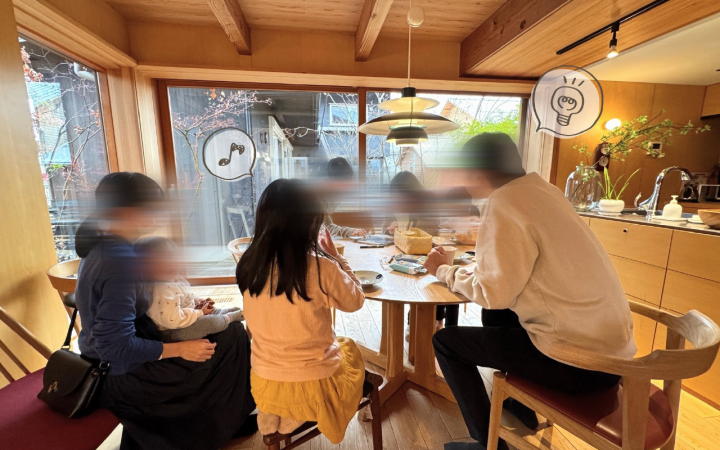 岐阜の注文住宅会社エムズアソシエイツのエムズカフェでOB様と家づくり検討中の方が交流する様子