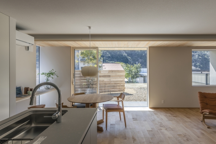 山並みの景色を大きな窓から楽しめる半平屋のリビング